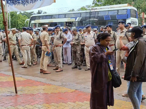 पुलिस ने देर रात हटाया अतिथि शिक्षकों का धरना टेंट:22 दिन से जारी आंदोलन पर कार्रवाई, टीचर्स बोले- फिर लौटेंगे,समाधान तक हड़ताल जारी रहेगी