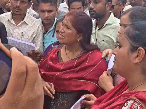 अतिथि शिक्षकों ने शिक्षा मंत्री को खून से लिखा पत्र:भिलाई में इच्छामृत्यु मांगी, रोते हुए बोले- संविलियन नहीं तो मौत ही सही