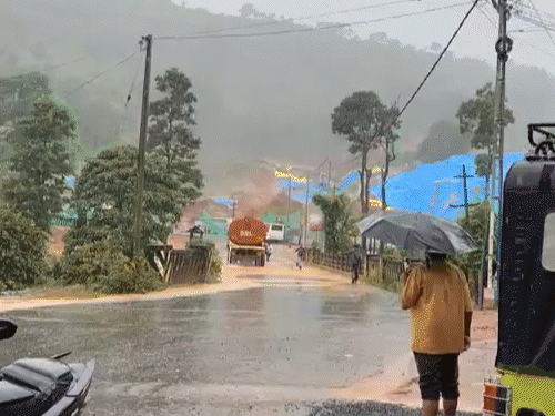 केरलम के वायनाड में लैंडस्लाइड, एक की मौत, कई दबे:मलबा पानी के साथ बहकर सड़क पर आया; टनल कंस्ट्रक्शन साइट पर हादसा