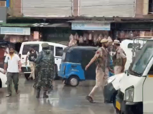 अनंतनाग के लाल चौक में आतंकी हमला, पुलिस पर फायरिंग:हेड कॉन्स्टेबल की गोली लगने से मौत; हमलावरों की तलाश में सर्च ऑपरेशन जारी