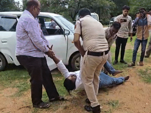 रवि भगत बोले- बच्चों को घटिया साइकिल बांटी गई:रायगढ़ के स्कूल में हंगामा, कार के सामने लेटे पूर्व BJYM अध्यक्ष; घसीटकर थाने ले गई पुलिस