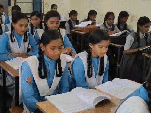 बिलासपुर में बगैर किताबों के पढ़ाई:स्कूल-खुलने के बाद भी नहीं पहुंची बुक, 70-80 GSM विवाद में फंसी बच्चों की पढ़ाई; DEO बोले-जल्द होगा डिस्ट्रीब्यूशन