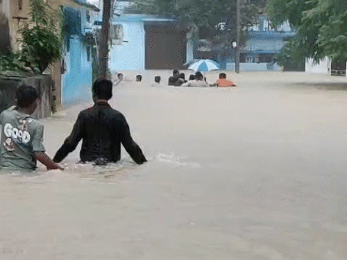 छत्तीसगढ़ में 48 घंटे भारी बारिश का अलर्ट:बिलासपुर में बाढ़ जैसे हालात, NH पर 4-5 फीट पानी, 5 ट्रेनें रद्द, महिला की मौत