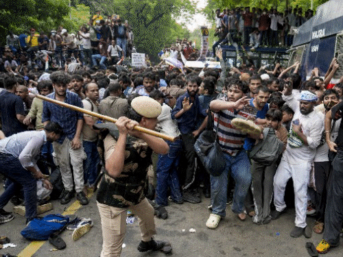 ‘कॉकरोचों’ पर बरसीं लाठियां, आंसू गैस से खदेड़ा:सोनम को चादर में छिपाकर ले गई पुलिस, सड़क पर लेटे राहुल; 5 दिन का हंगामा, 40 तस्वीरें