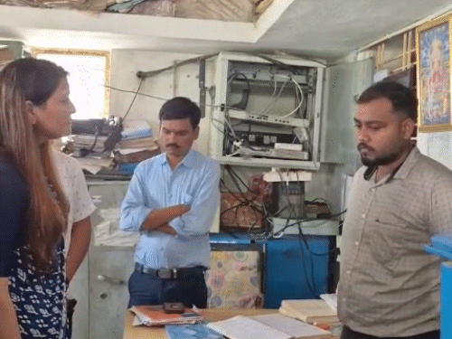 विधायक भावना बोलीं- किसानों को पागल समझते हैं, VIDEO:बिजली कटौती, रिश्वत की शिकायत पर JE को लगाई फटकार; हटाने के निर्देश दिए