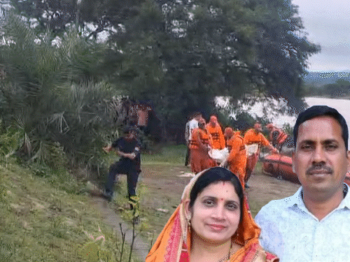 छत्तीसगढ़ दिनभर, 10 बड़ी खबरें:करेलों के बीच बैठा कोबरा, मलेरिया से 4 मौतें, सड़कों पर भरा पानी, प्लांट में फर्नेस फटा, 4 दुकानें जली