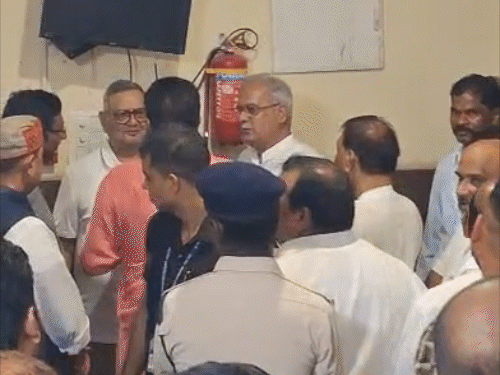 शराब घोटाला, आरोपी रामगोपाल अग्रवाल से मिले भूपेश बघेल:रायपुर कोर्ट में जेल जाने से पहले की मुलाकात; घोटाले का पैसा ठिकाने लगाने का आरोप