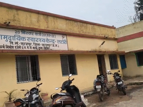 सरकारी अस्पताल में शराब-चिकन पार्टी, VIDEO:सूरजपुर में फार्मासिस्ट और वार्ड बॉय ने ड्यूटी छोड़कर दोस्तों संग लगाए पैग; सस्पेंड