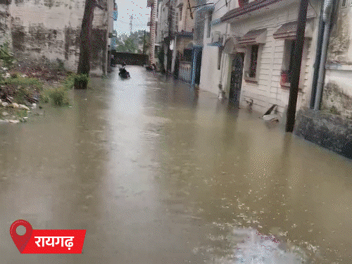 मध्य-उत्तर छत्तीसगढ़ में भारी बारिश का अलर्ट:बरगा नदी उफान पर, बाइक कंधे पर उठाकर नदी पार कर रहे ग्रामीण, कई गांवों का संपर्क टूटा