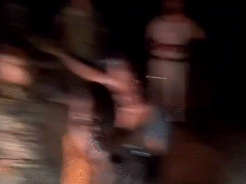 रेंजर बोला-मुझे गिरफ्तार करना है तो शासन से लेटर लाए,VIDEO:साइड नहीं देने पर NH पर रोकी बस, ड्राइवर से गाली-गलौज;पुलिसकर्मियों से भी किया बहस