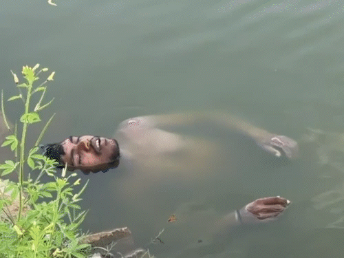 डेढ़ घंटे पानी में डूबा रहा युवक जिंदा निकला,VIDEO:बालोद में मृत समझ शव निकालने पहुंची पुलिस, बाहर आते ही उठकर बैठा, अंतिम-संस्कार की थी तैयारी