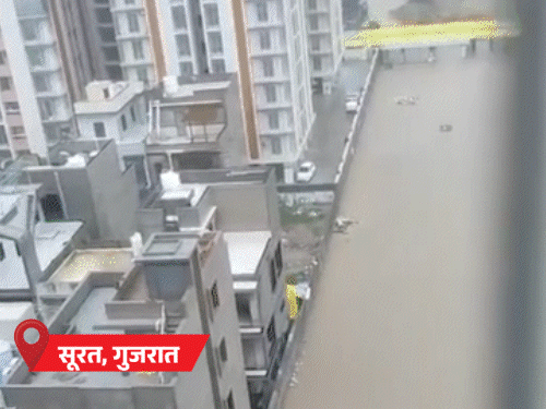 यूपी-बिहार में बिजली गिरने से 3 की मौत:एमपी में युवक नदी में बहा; सूरत में बाढ़ से 3 दिन में 19 की जान गई