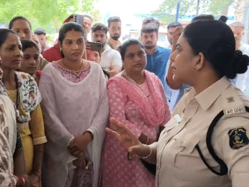 आरक्षक की बेटी ने सुसाइड में लिखा-मम्मी-पापा माफ कर देना:IC मार्ट संचालक ने चोरी का आरोप लगाकर छुड़ाई स्कूटी, 50,000 मांगे,परिजनों ने घेरा थाना