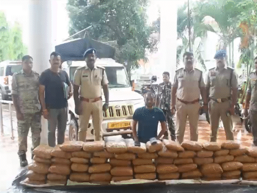 सीक्रेट-टिप मिलते ही पकड़ाया 1 करोड़ का गांजा:छत्तीसगढ़ के रास्ते 2 क्विंटल से अधिक गांजे की तस्करी, UP का तस्कर गिरफ्तार,दूसरा चकमा देकर भागा