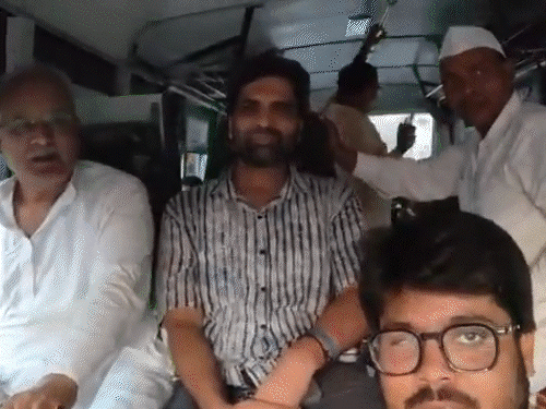 रायपुर में बारिश के बीच कांग्रेसियों ने किया भजन-कीर्तन:राहुल के समर्थन में लोकभवन घेरने पहुंचे, भूपेश बोले- दिल्ली पुलिस मेरा जूता ले गई