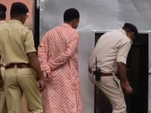 जिस लड़के पर रेप केस किया, उसी से शादी की:बोलीं- समाज में मेरी इज्जत डाउन हुई, जगदलपुर सेंट्रल जेल में लिए सात फेरे
