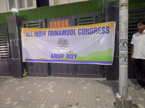 TMC हेडक्वार्टर पर बागी गुट का कब्जा:ताले-पोस्टर बदले, इनमें ममता की फोटो नहीं; एक दिन पहले पार्टी सिंबल पर दावा किया था