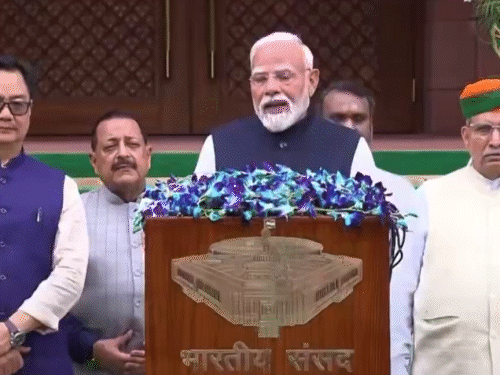 पीएम बोले- 28 साल के युवा इतिहास रच रहे:56 साल के युवा की बात नहीं कर रहा, पीछे खड़े रिजिजू हंसे; राहुल पर तंज
