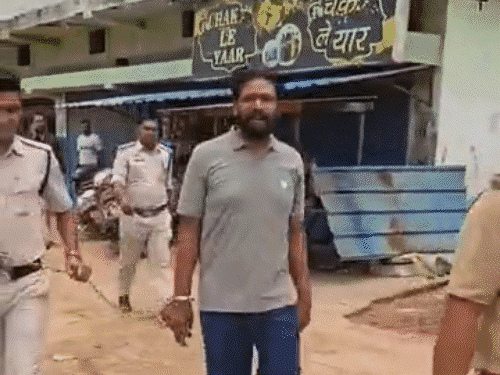 बेटे को देशविरोधी बातें सिखाने वाला पिता गिरफ्तार:पुलिस ने हिंदुस्तान-जिंदाबाद और पाकिस्तान-मुर्दाबाद के नारे लगवाए; पत्नी पर कलमा पढ़ने बनाता था दबाव