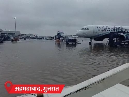 गुजरात में नदियां उफान पर, सड़कें डूबीं:असम के 11 जिले बाढ़ की चपेट में, यूपी के 30 जिलों में बारिश का अलर्ट