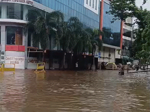 पहली तेज बारिश में डूबा रायपुर, कॉलोनी-घरों में घुसा पानी,VIDEO:रेलवे-स्टेशन प्लेटफॉर्म बना झरना, सड़कें-अंडरब्रिज बनी नदी, मेयर बंगले के बाहर नाली का पानी