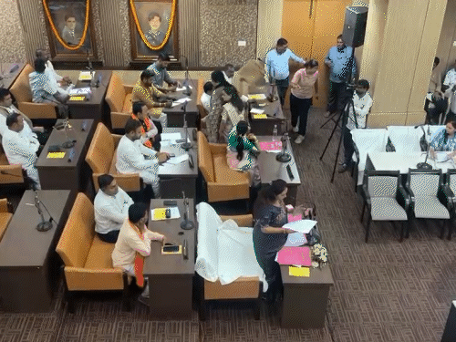 रायपुर-निगम की सामान्य सभा, छत से टपक रहा पानी:भुगतान नहीं मिलने से नाराज ठेकेदारों का मुख्यालय के बाहर प्रदर्शन; कमिश्नर के खिलाफ नारेबाजी