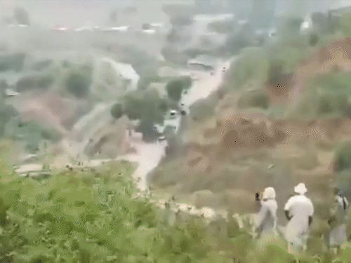 PoK में पाकिस्तानी फोर्स ने लोगों पर गोलियां चलाईं:पाकिस्तान सरकार के खिलाफ 40 हजार प्रदर्शनकारी जुटे थे; कई लोग घायल