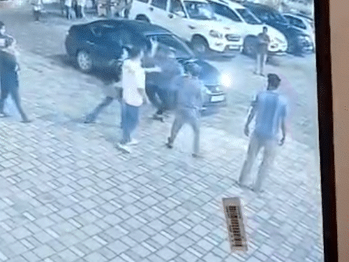 रसूखदारों ने गार्ड को घसीटकर लात-घूंसों से पीटा, VIDEO:जगदलपुर में पार्किंग को लेकर विवाद, CCTV देखकर रो पड़ी बेटी, बोली- आरोपियों को सजा मिले