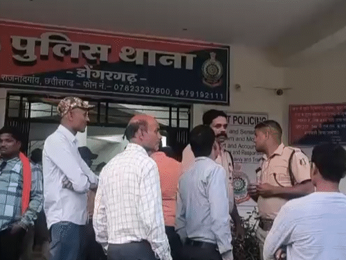 10 राज्यों के इन्वेस्टर्स से फॉरेक्स-ट्रेडिंग में अरबों की ठगी:पीड़ित बोले- मुनाफा दिखाया, विथड्रॉल बंद किया, डोंगरगढ़ में आरोपी के घर का घेराव