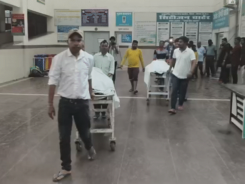 बिजली गिरने से 3 किसानों की मौत:खेत में धान की रोपाई लगाते समय हुआ हादसा; तीन किसान गंभीर रूप से झुलसे