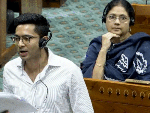 अभिषेक बनर्जी को टोका तो लड़ने लगीं महुआ मोइत्रा:रिजिजू का मजाक उड़ाया, स्पीकर बोले- चिल्लाओ मत; बांसुरी ने पढ़ी दुष्यंत की कविता, संसद के 6 मोमेंट्स