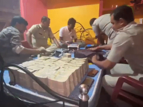 पूर्व-बस ड्राइवर के घर 28 करोड़ कैश, 15kg सोना मिला:गिरफ्तार, बंगाल के बीरभूम का मामला; आरोपी के रिश्तेदार का पूर्व TMC नेता से संबंध