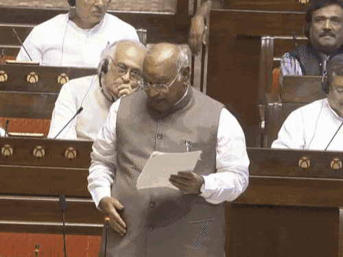 खड़गे बोले– शिक्षा संस्थानों में मनुस्मृति को मानने वाले बढ़े:शूद्र से पढ़ने का अधिकार छिना; नड्डा बोले- सबूत दें, सभापति ने रिकॉर्ड से हटाया
