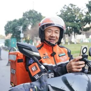 चीन में डिलीवरी ब्वॉय को सबसे बड़ा साहित्यिक सम्मान मिला:खाना पहुंचाते हुए लिखी कई कविताएं, ग्राहक की फटकार के बाद लेखक बने
