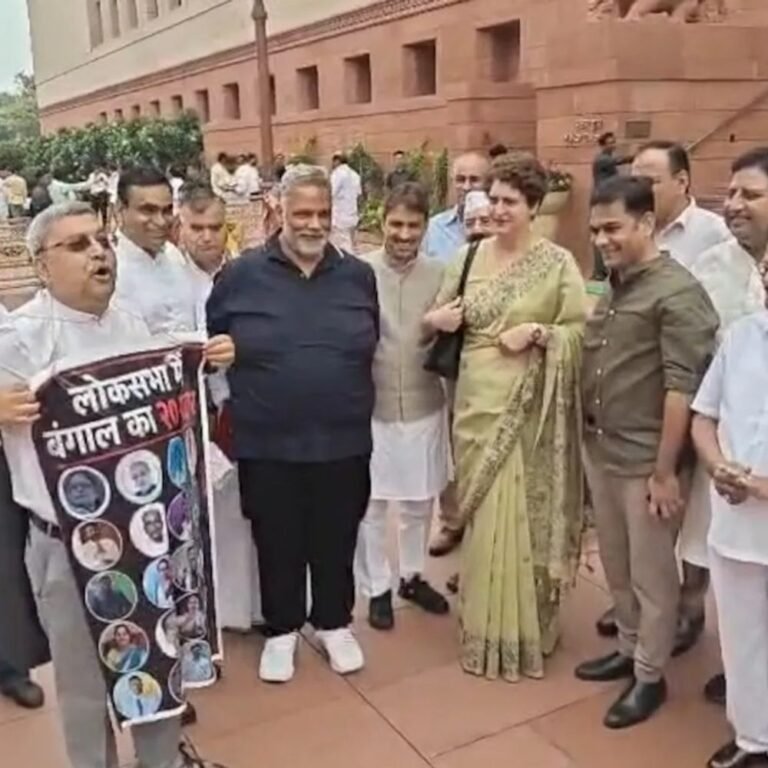 TMC बागी सांसदों के पोस्टर लेकर संसद पहुंचे कल्याण बनर्जी:प्रियंका गांधी से बातचीत, कहा- पहला चुनाव कांग्रेस से ही जीता