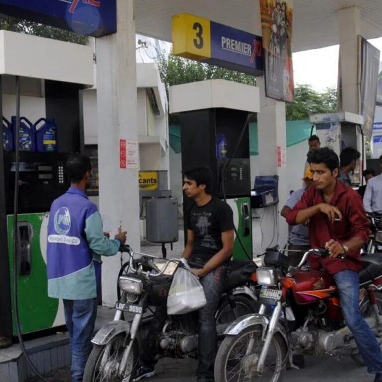 पाकिस्तान में पेट्रोल 4.93 और डीजल 7.15 रुपया महंगा:पेट्रोल 320.73 और हाई-स्पीड डीजल 367.21 रुपया लीटर मिल रहा, नई कीमतें 22 जुलाई से लागू