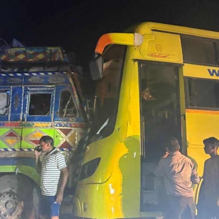 बलौदाबाजार में बस-ट्रक भिड़ंत, 16 यात्री घायल:सकरी के पास रॉयल ट्रेवल्स बस दुर्घटना, 3 गंभीर, पुलिस-ग्रामीणों ने चलाया राहत अभियान