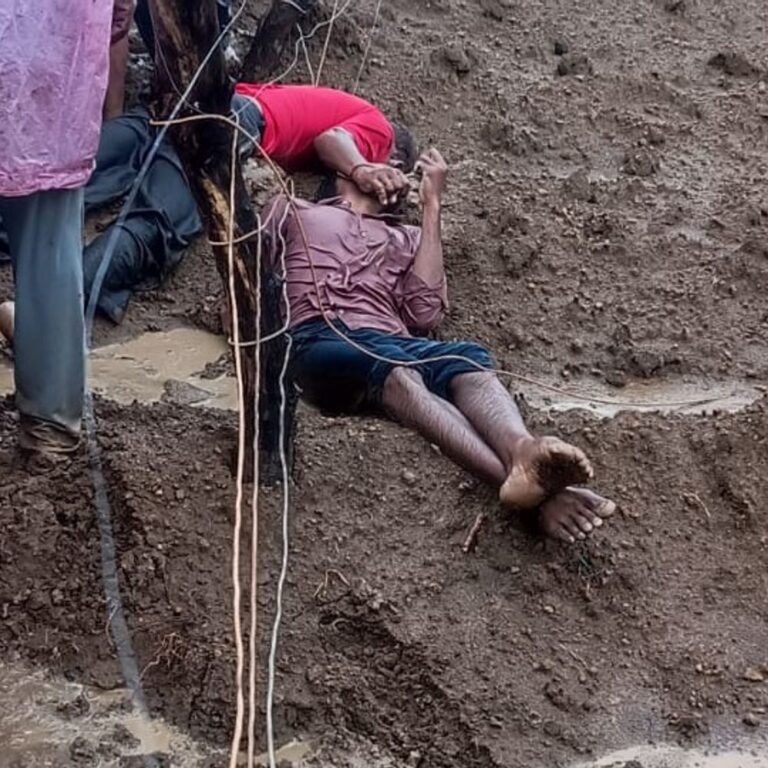 झटका तार की चपेट में आए पिता-पुत्र, दोनों की मौत:कबीरधाम में खेत में काम कर रहे बेटे को बचते हुए पिता की भी गई जान