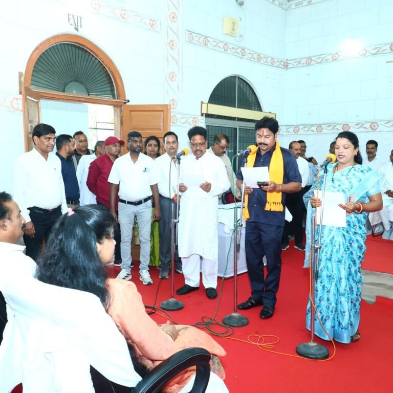 चिरमिरी नगर निगम में 9 एल्डरमैन ने ली शपथ:स्वास्थ्य मंत्री बोले- ट्रिपल इंजन सरकार को मिला ‘बूस्टर इंजन’, विकास में निभाएंगे अहम भूमिका
