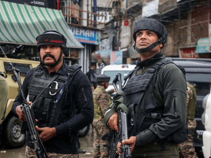 कश्मीर में टारगेट किलिंग में एक की हत्या:आतंकवादियों ने कुलगाम में मजदूरों पर फायरिंग की, एक घायल, सर्च ऑपरेशन शुरू