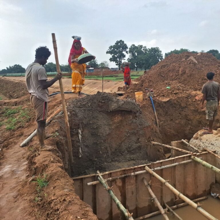 रामानुजगंज सिंचाई नहर पहली बारिश में टूटी:किसानों का आरोप- घटिया सामग्री से हुआ निर्माण, विभाग ने भेजी जांच टीम, रिपोर्ट के बाद होगी कार्रवाई