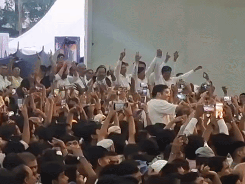 देहरादून में 8 हजार स्टूडेंट्स से राहुल गांधी का संवाद:बोले-मीडिया शादी और चीते की बात करेगी, पेपर लीक की नहीं, मंच पर झूमते दिखे कांग्रेसी नेता