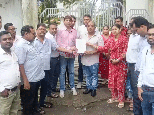 फर्जी सर्पदंश मुआवजा मामले में 3 क्लर्क सस्पेंड:8 और कर्मचारियों के बयान बाकी, गिरफ्तारी के विरोध में लिपिक संघ; सामूहिक अवकाश की चेतावनी