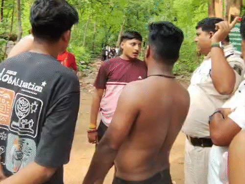 चिंगरापगार में पर्यटकों और समिति के लोगों के बीच विवाद:युवकों पर जबरन एंट्री-मारपीट की, भाजपा नेता बताकर दबाव बनाया;ग्रामीणों ने वाहन में की तोड़फोड़