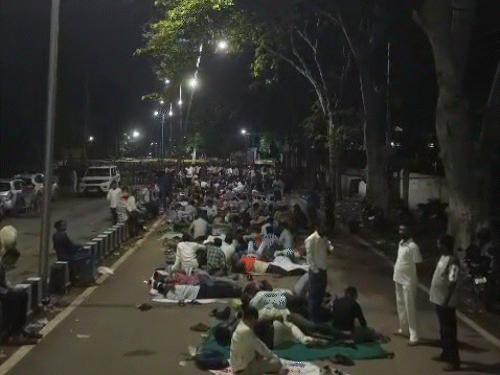 शिक्षा मंत्री के बंगले के बाहर डटे अतिथि शिक्षक:दुर्ग में दिनभर प्रदर्शन, रात सड़क पर गुजारी; संविलियन और समान वेतन की मांग