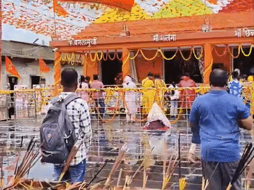 छत्तीसगढ़ के मातंगी धाम में कनाडा-ऑस्ट्रेलिया से पहुंच रहे श्रद्धालु:PM भी भक्त, रात को बदलता है समय का कांटा; जानिए आस्था-दावों की पूरी कहानी