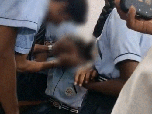 आत्मानंद स्कूल में चीखने-चिल्लाने लगीं छात्राएं, VIDEO:हाथ-पैर अकड़े, रोने लगीं, बेहोश हुईं, 3 दिन में 8 केस, मेडिकल रिपोर्ट नॉर्मल