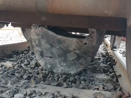 बिलासपुर में मालगाड़ी हुई बेपटरी, 3 दिन में दूसरा हादसा:करगी रोड स्टेशन पर 3 डिब्बे ट्रैक से उतरे, JCB का बकेट भी फंसा
