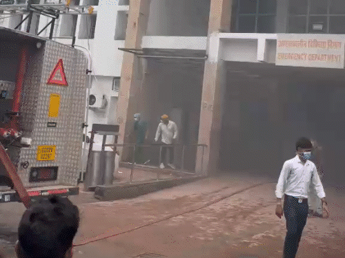 AC फटने से मेकाहारा अस्पताल के इमरजेंसी वार्ड में आग:मरीजों को ICU में शिफ्ट किया गया, कड़ी मशक्कत के बाद दमकल ने पाया काबू