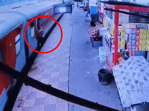 चलती ट्रेन से कटकर एरिया मैनेजर की मौत, VIDEO:दुर्ग स्टेशन पर लोकल छोड़ सुपरफास्ट पर बैठने के लिए दौड़े थे, चढ़ते समय फिसला पैर